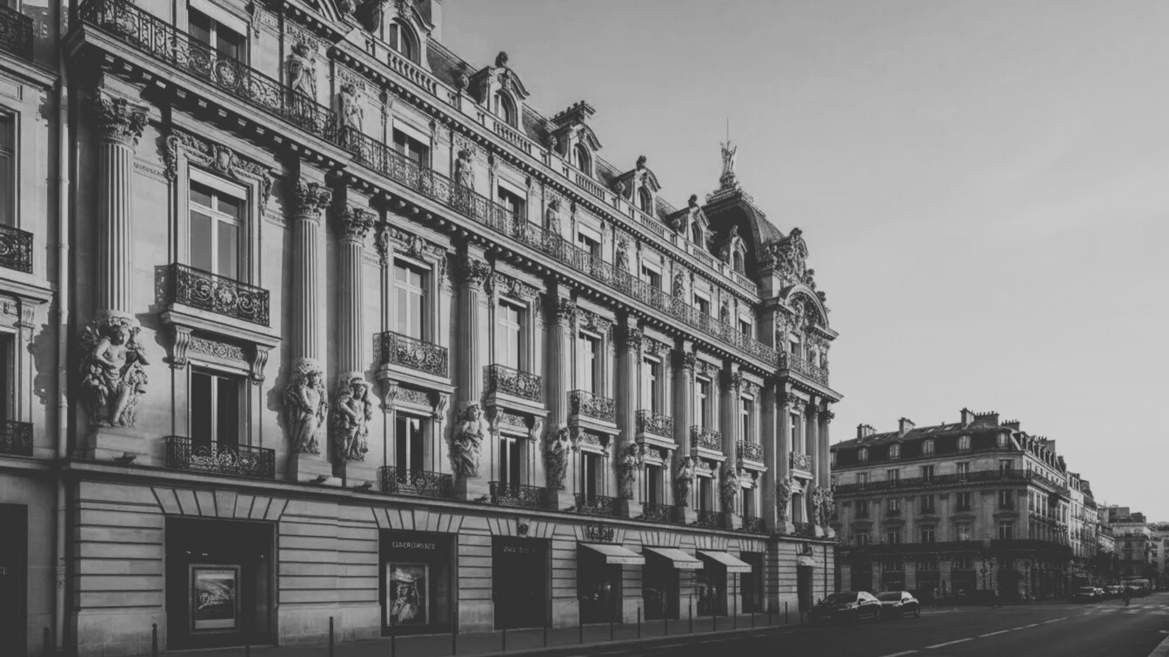 Façade d'un immeuble commercial parisien, emplacement établi